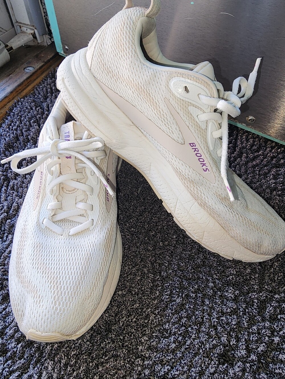 Brooks Trace 4 Women's White/ Cream Running Shoes Size8